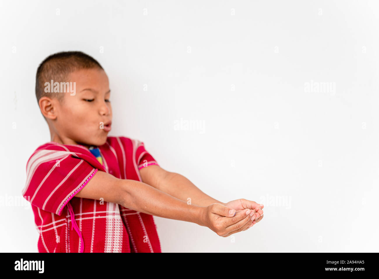 Ein Bild von einem Karen Asian Boy mit einem weißen jar gekoppelt. Stockfoto