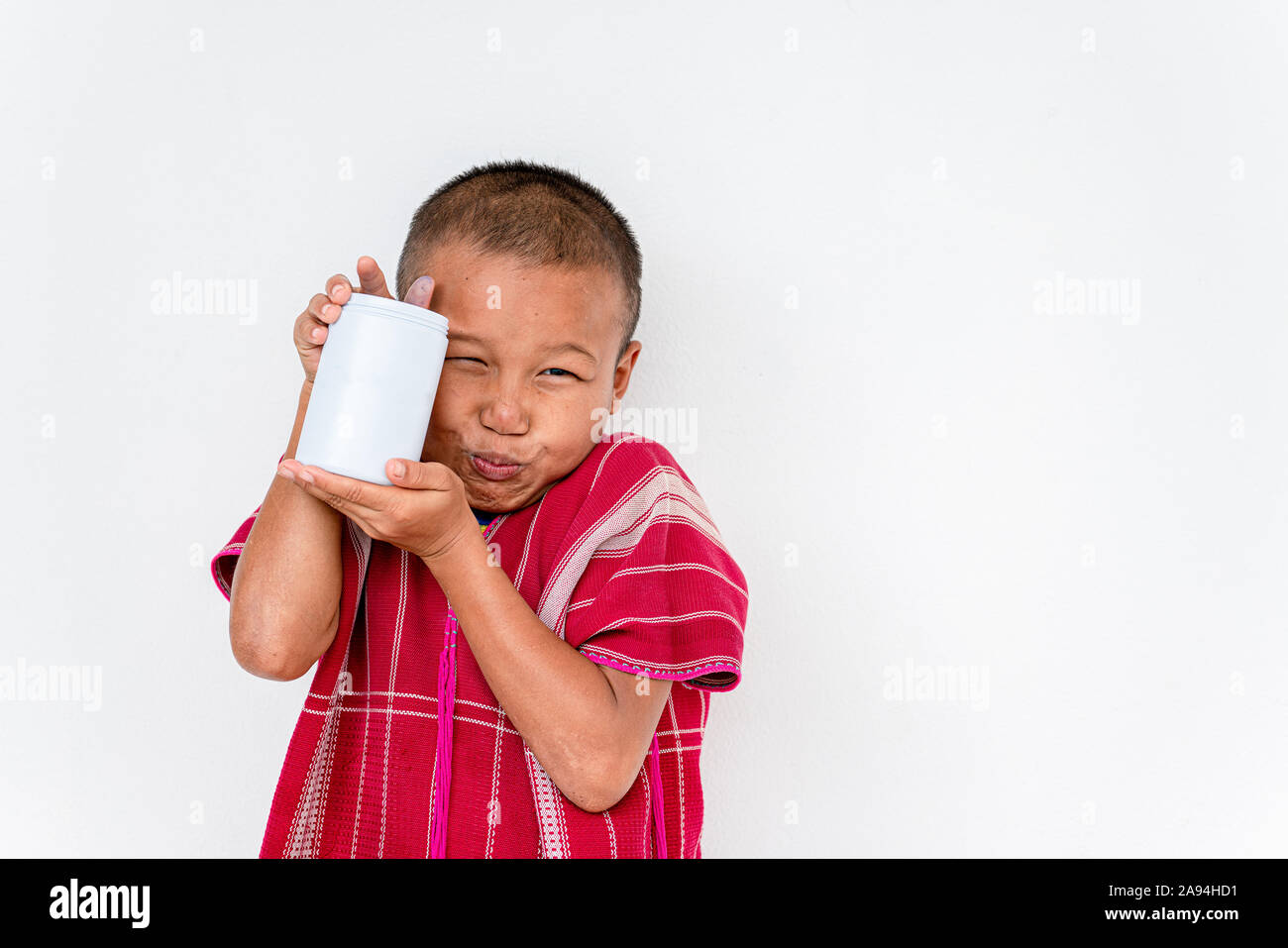 Ein Bild von einem Karen Asian Boy mit einem weißen jar gekoppelt. Stockfoto