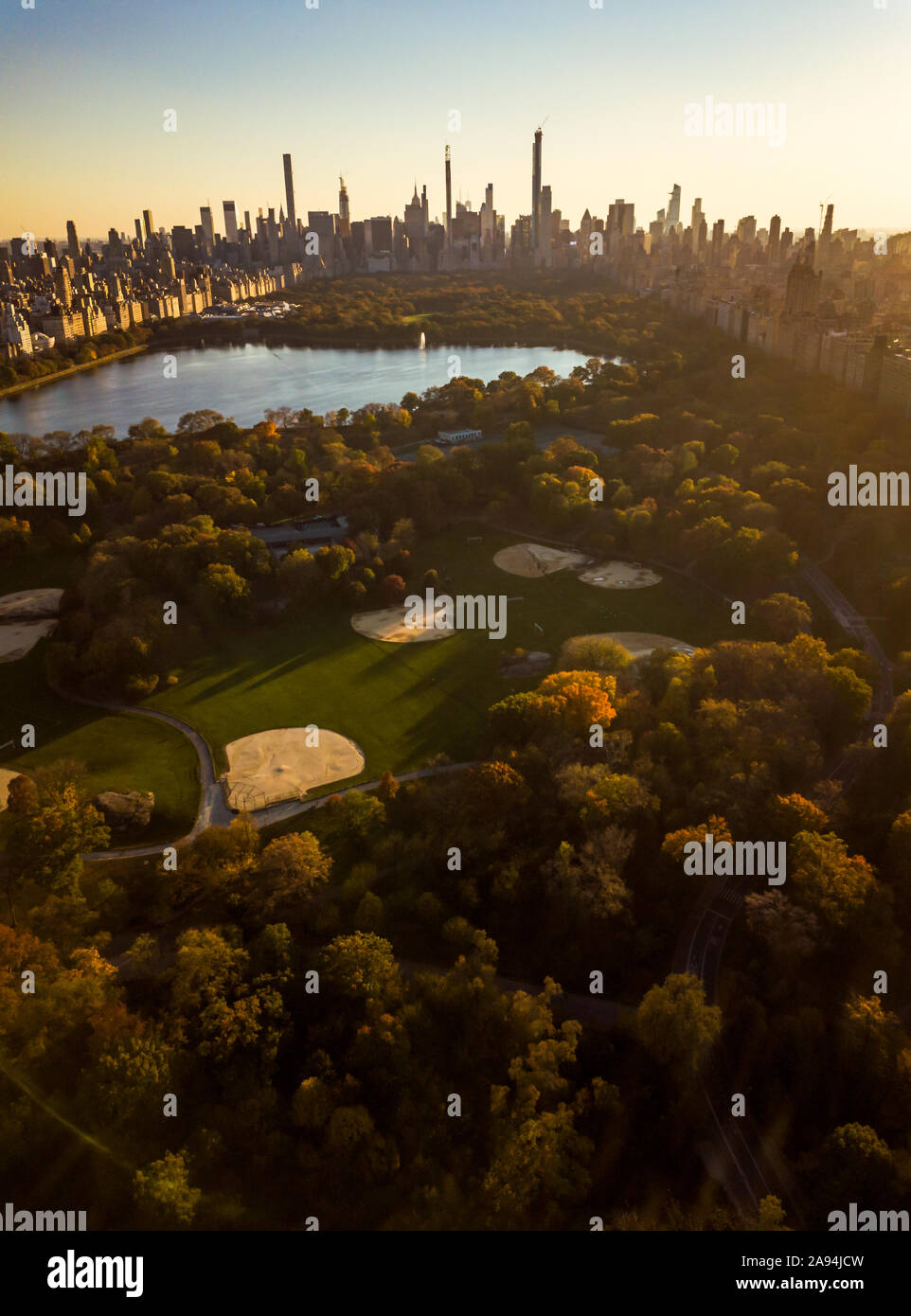 Antenne der Skyline von New York und der Central Park im Herbst bei Sonnenuntergang Stockfoto