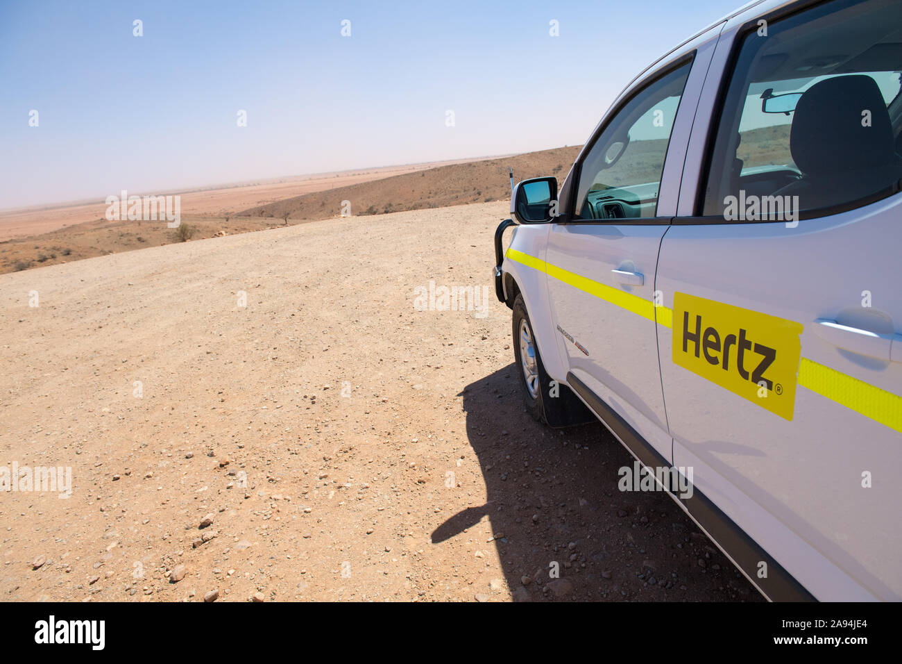 Hertz Autovermietung Holden Colorado Fahrzeug bei Mundi Mundi Suche - Silverton, New South Wales, Australien Stockfoto