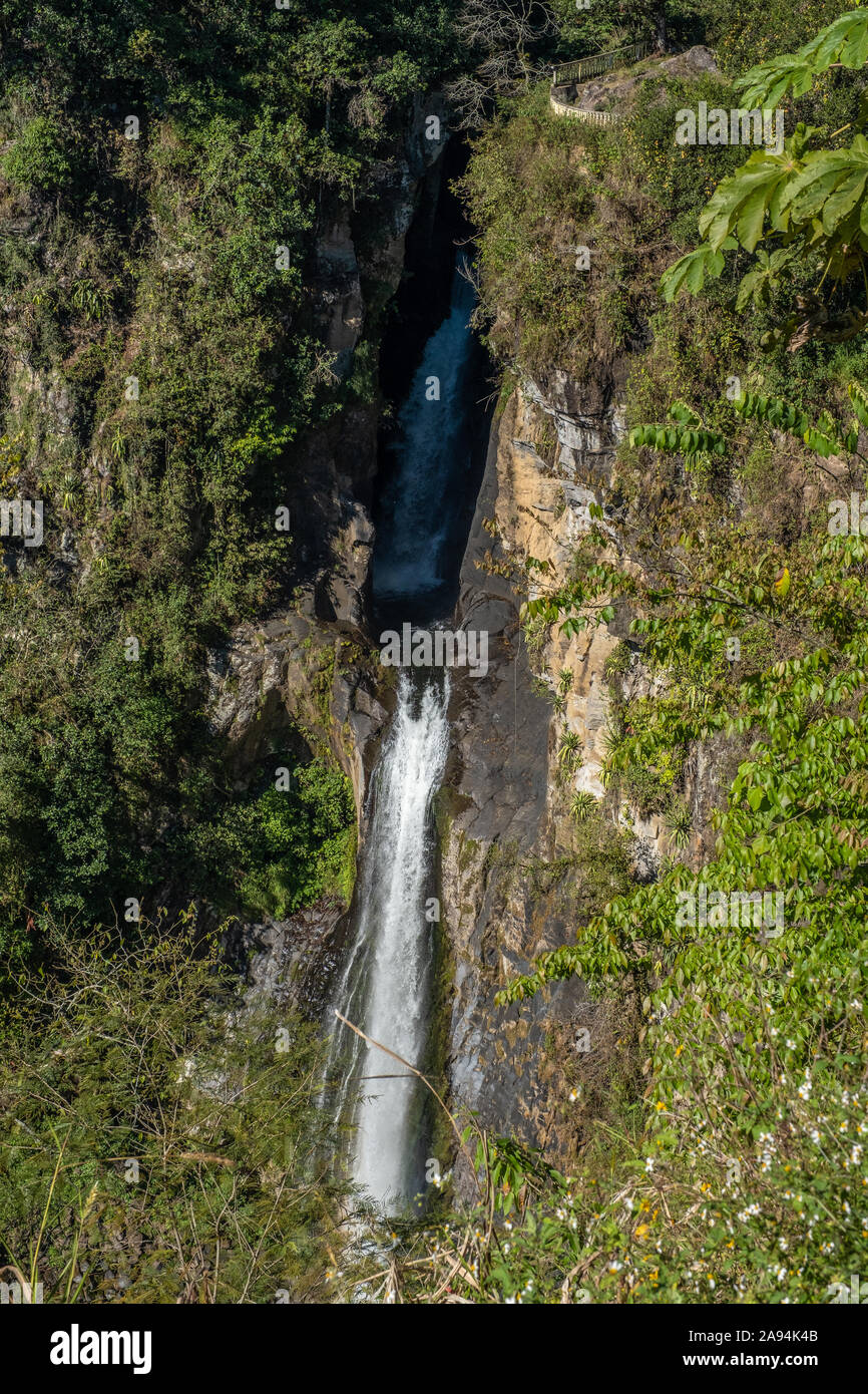 Das Cascada de Texolo Wasserfall durch den Dschungel in Xico, Veracruz, Mexiko schneiden. Die 80 Fuß hohen Wasserfall war im Film Romancing der Stein verwendet. Stockfoto