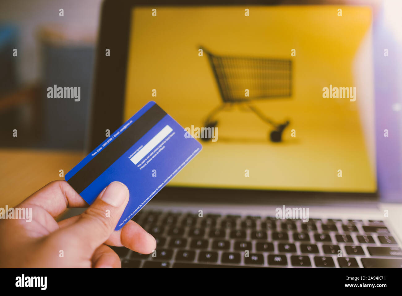 Foto Bild von online einkaufen und Zahlung per Kreditkarte. Mit Laptop und Handy Einkaufen und Bezahlen per Visa Kreditkarte online Stockfoto
