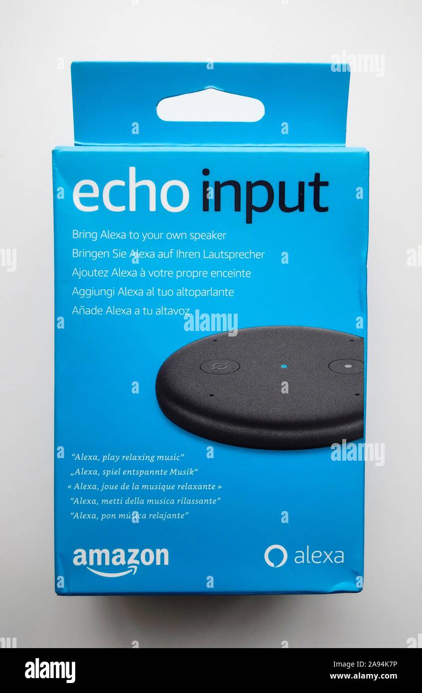 Box Karton mit Echo Eingabegerät mit Alexa von Amazon Stockfotografie -  Alamy