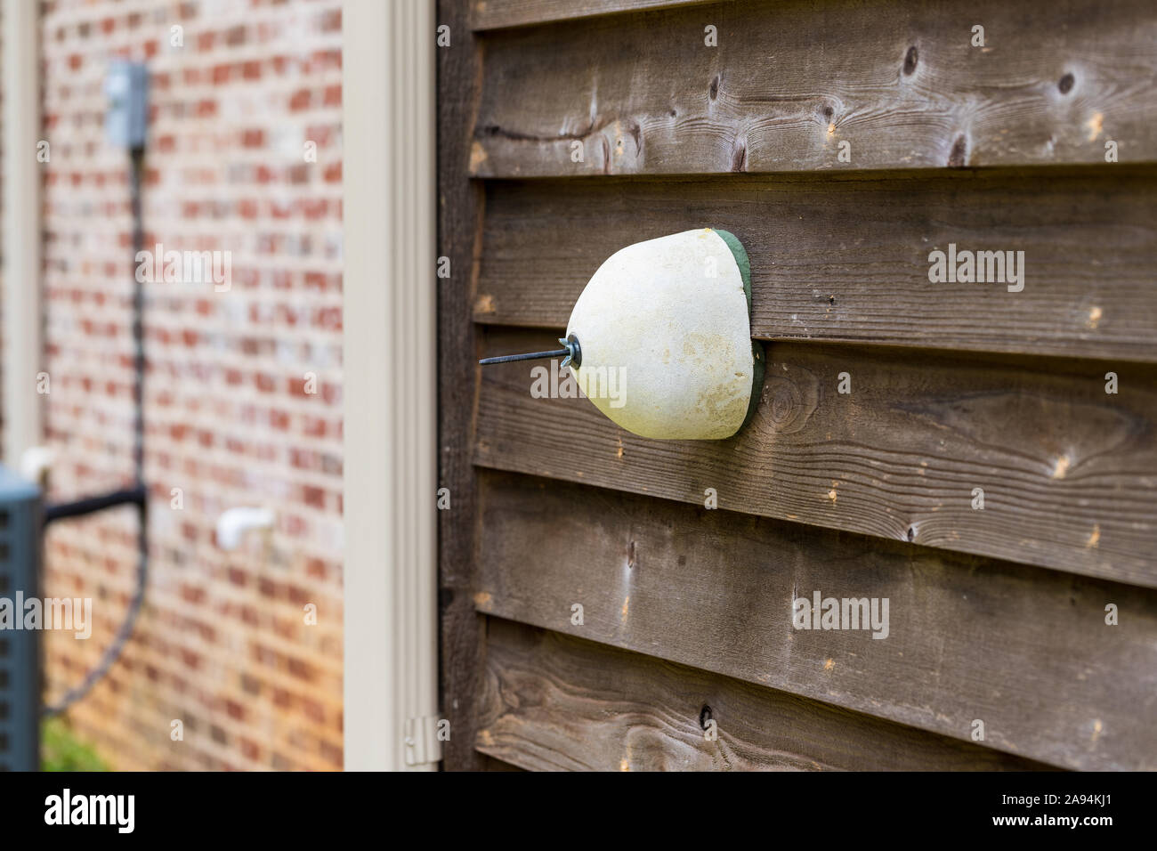 Hahn cover am Wasserhahn installiert es von Frost zu schützen. Stockfoto