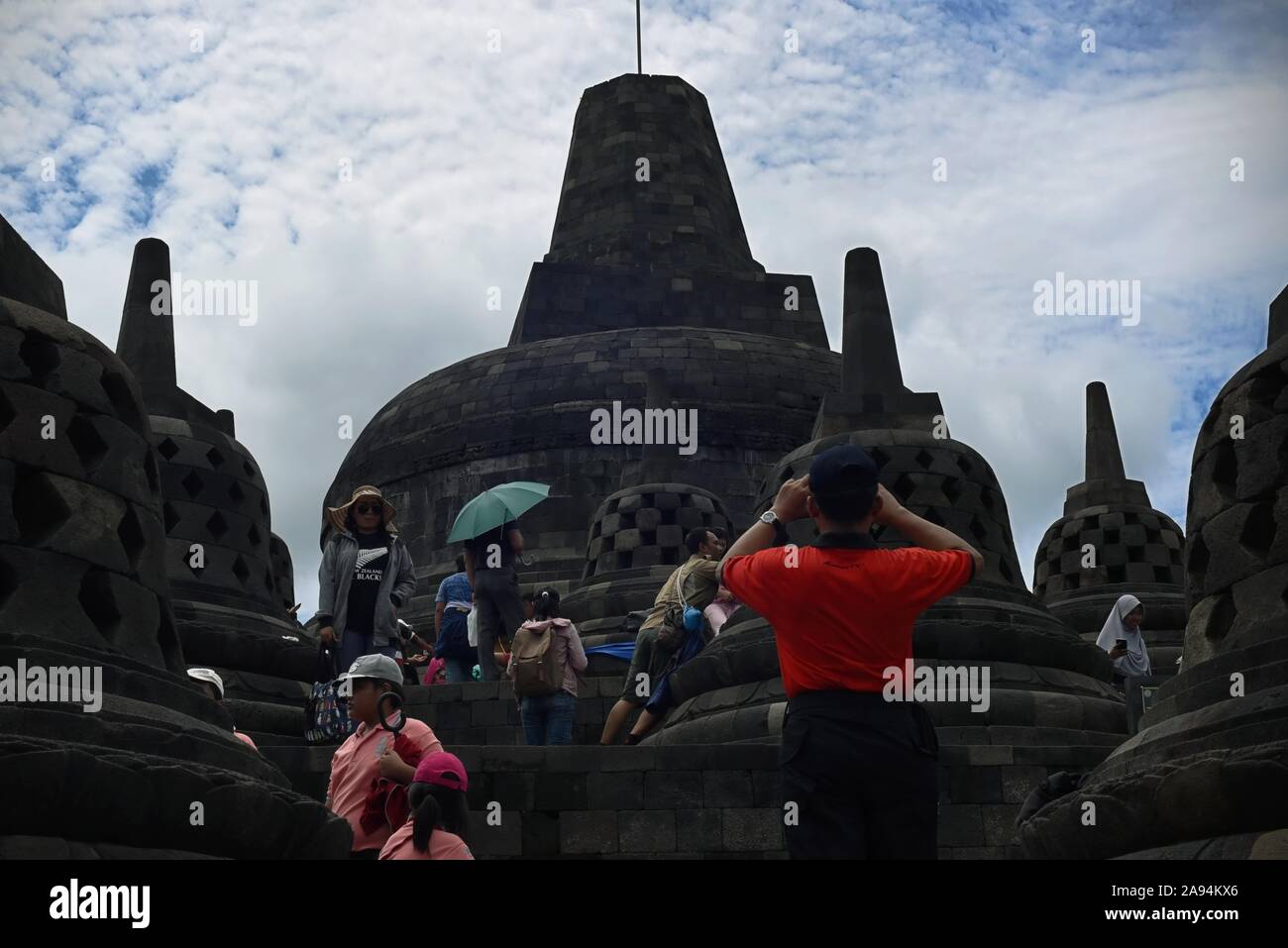 Touristen am Borobudur Tempel in Zentral-java in der Provinz von Indonesien. Stockfoto