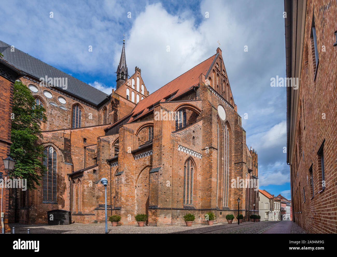 Blick auf den südlichen Querhaus und Chor St. George's Kirche Wismar, einer rekonstruierten mittelalterlichen Backsteingotik, die substancially Schäden Stockfoto