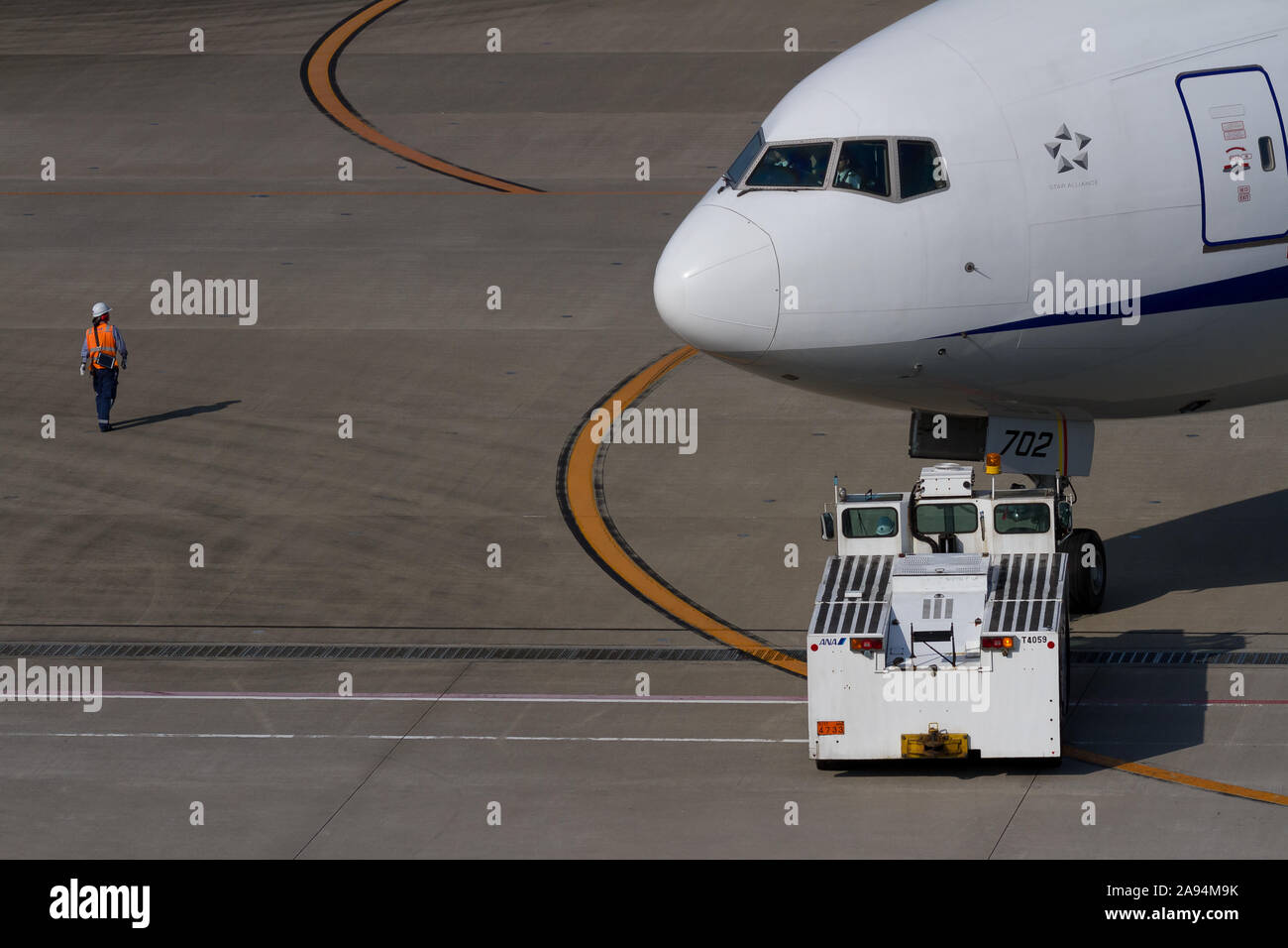 Eine All Nippon Airways (ANA) Boeing 777-281 wird am Haneda Airport, Tokio, Japan, abgeschleppt. Stockfoto