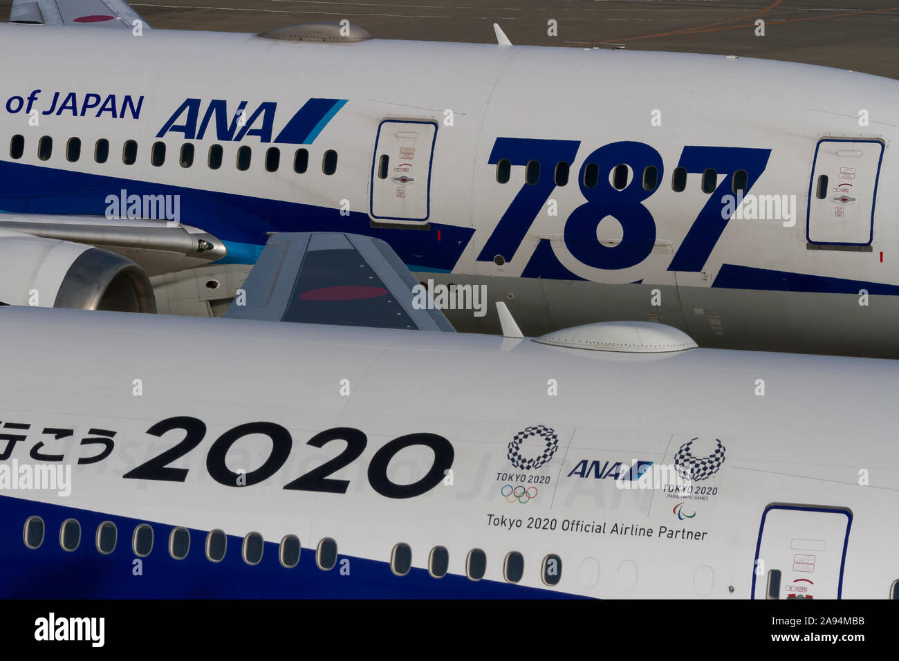 Alle Nippon Airlines (ANA) Boeing 787 Dreamliner. Eine mit Werbung für die Olympischen Spiele 2020 in Tokio am Haneda Airport, Tokio, Japan. Stockfoto