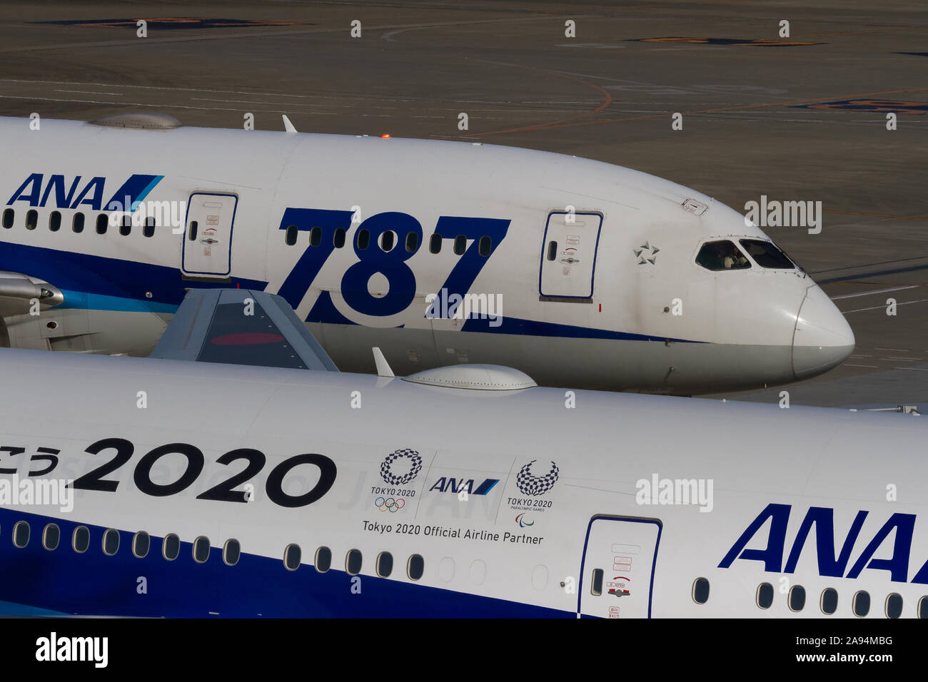Alle Nippon Airlines (ANA) Boeing 787 Dreamliner. Eine mit Werbung für die Olympischen Spiele 2020 in Tokio am Haneda Airport, Tokio, Japan. Stockfoto