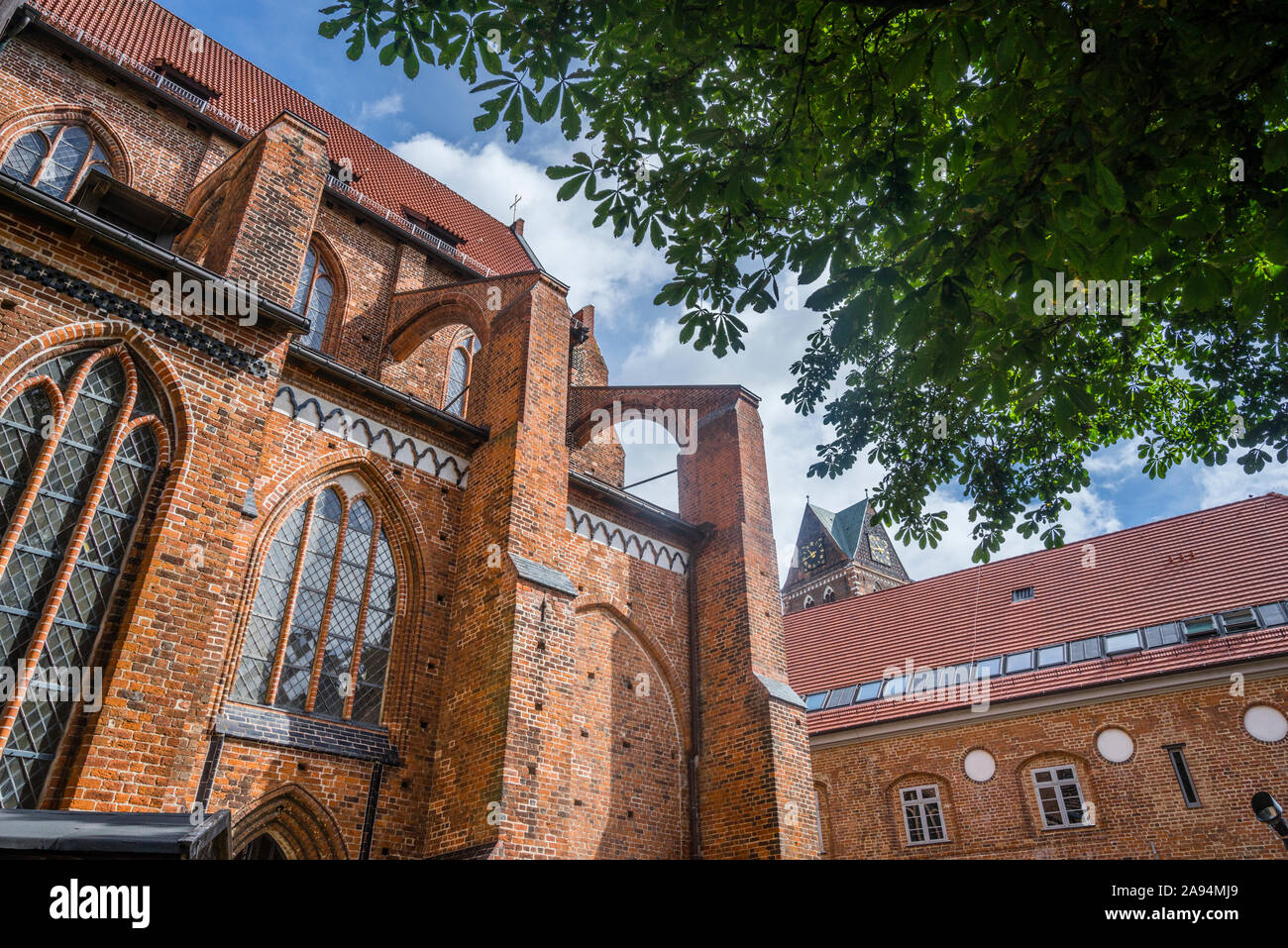 Spannbögen und Strebepfeiler an der Chor von St. George's Kirche Wismar, einer rekonstruierten mittelalterlichen Backsteingotik, die erhebliche war Stockfoto