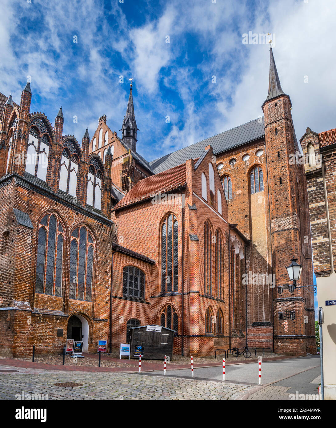 Blick auf die nördlichen Querhaus und Chor St. George's Kirche Wismar, einer rekonstruierten mittelalterlichen Backsteingotik, die substancially Schäden Stockfoto