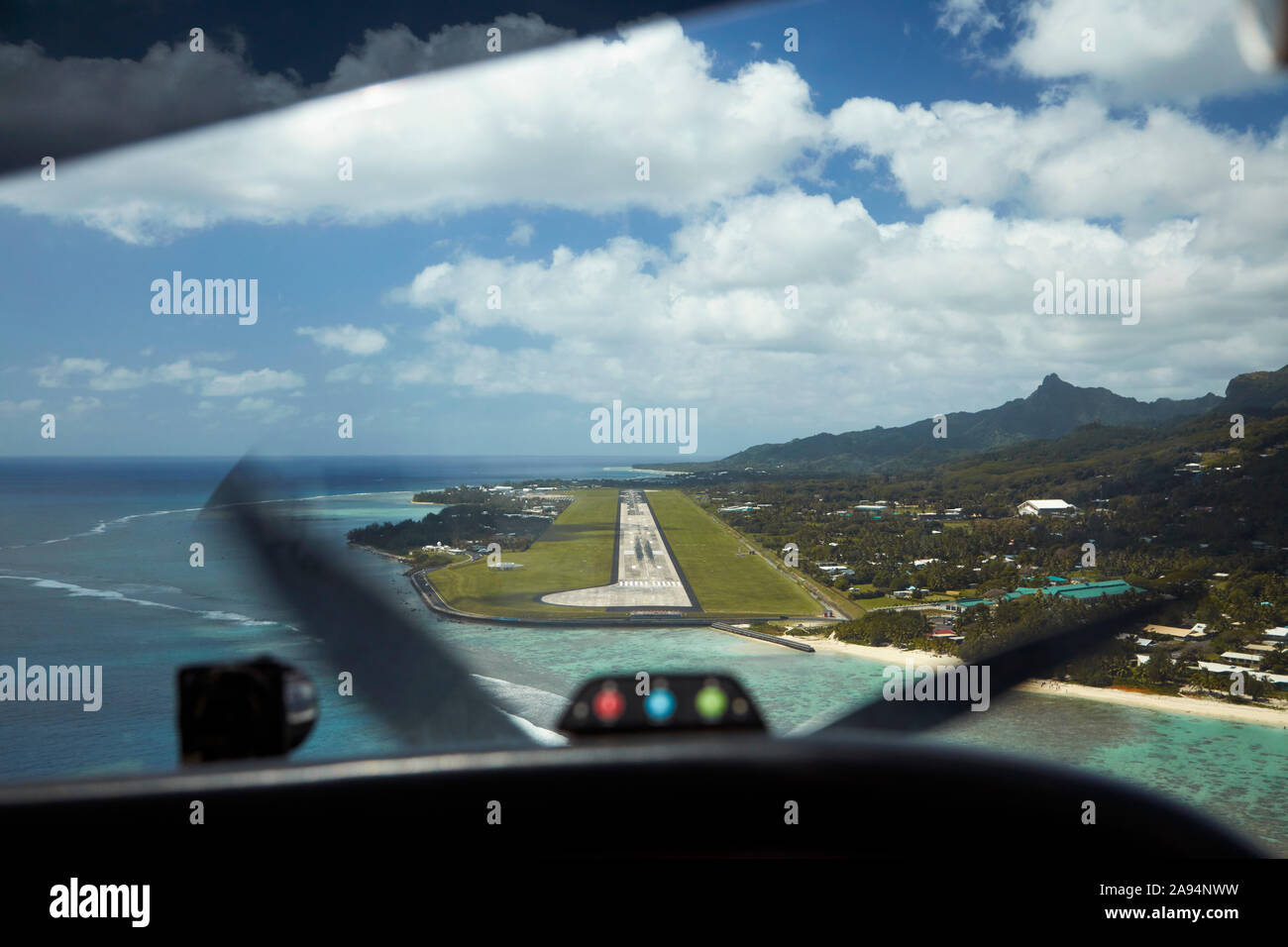 Landung auf dem Internationalen Flughafen Rarotonga, Avarua, Rarotonga, Cook Inseln, Südpazifik - Luftbild Stockfoto