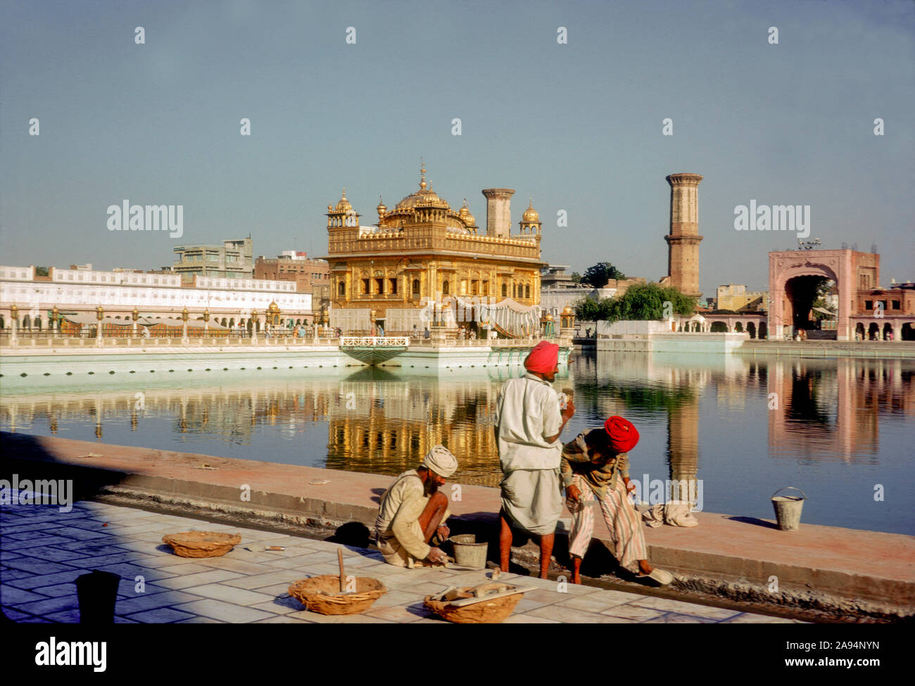 Der Goldene Tempel und heiligen See der Sikhs in Amritsar, Punjab, Indien, 1974. Die berühmte Gastfreundschaft der Sikhs für Reisende dieser Stadt ein beliebter Halt entlang der sagenumwobenen Asiatischen Landweg der 70er Jahre. Stockfoto