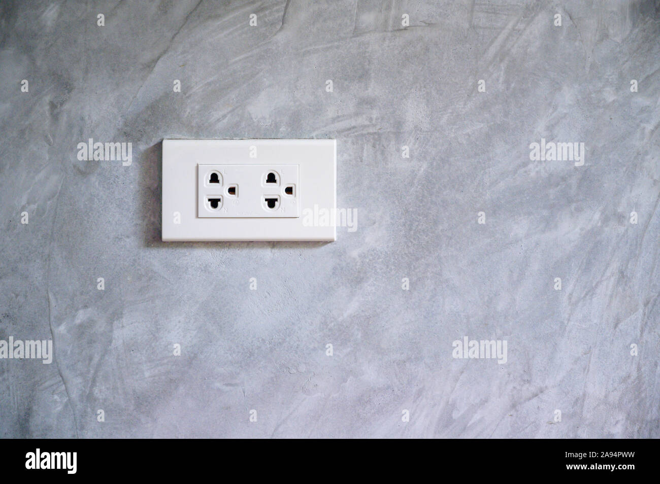 Outlet Power rettende Hand einfügen von elektrischen Stecker in Steckdose Stockfoto