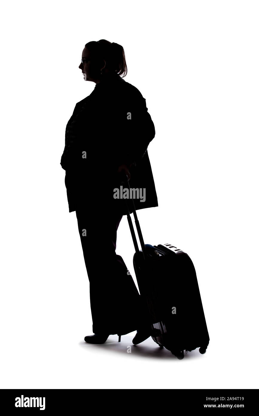 Silhouette einer Geschäftsfrau, die sich auf einer Geschäftsreise und reisen mit Gepäck. Sie ist Tragetaschen wie das Vorbereiten eines Flug an einem Airport zu Stockfoto