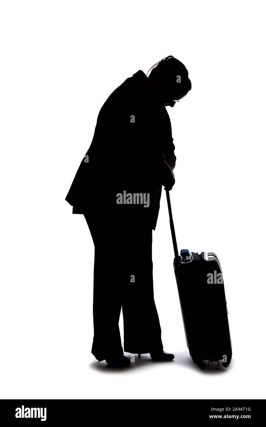 Silhouette einer Geschäftsfrau, die sich auf einer Geschäftsreise und reisen mit Gepäck. Sie ist Tragetaschen wie das Vorbereiten eines Flug an einem Airport zu Stockfoto