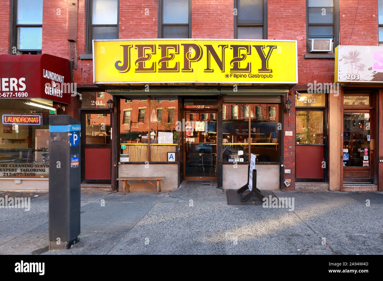 [Historisches Schaufenster] Jeepney, 201 1. Avenue, New York, NYC Schaufensterfoto eines philippinischen Restaurants im East Village-Viertel Stockfoto
