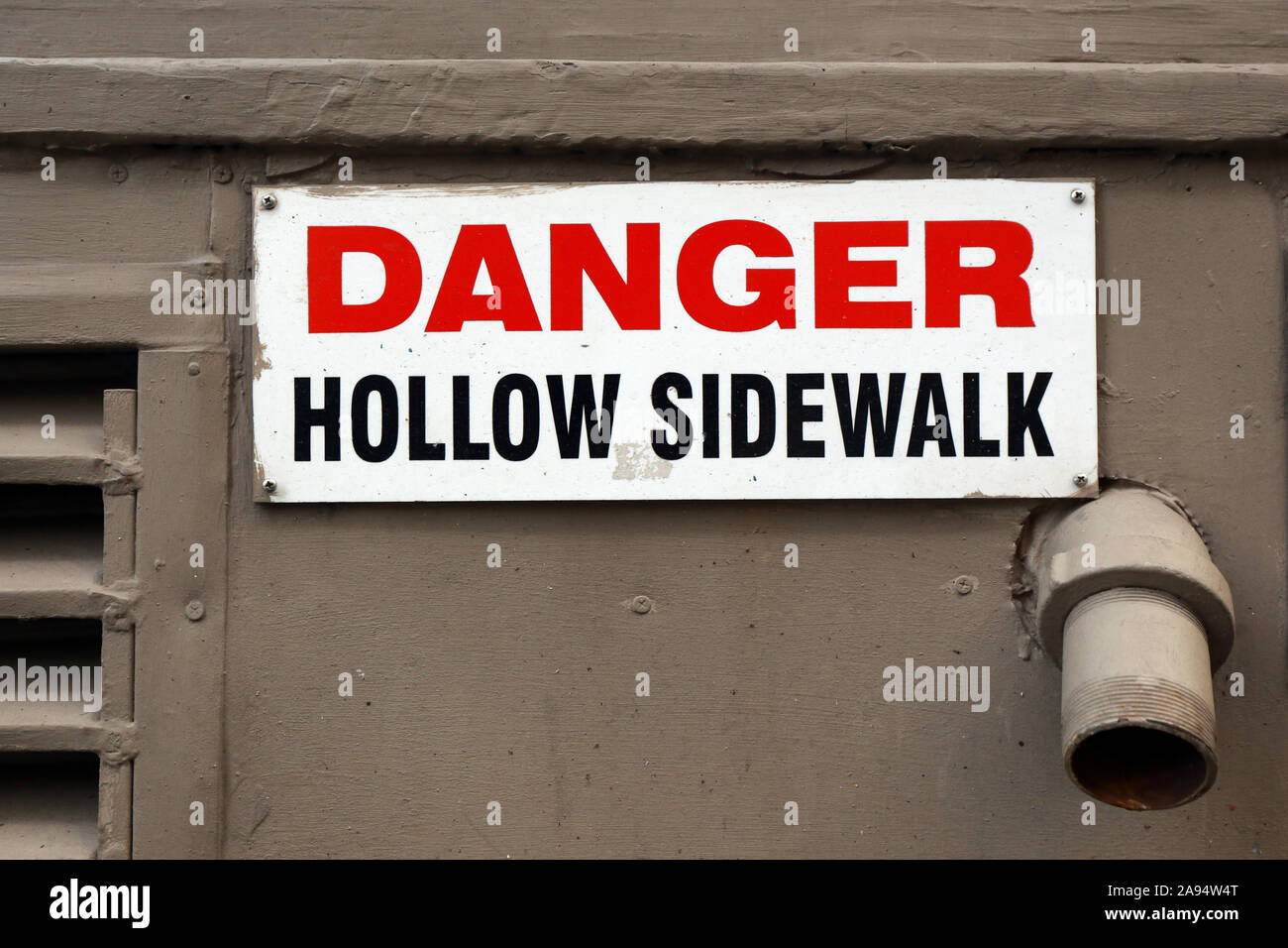 Ein 'Danger Hohlen Bürgersteig' Zeichen im Viertel SoHo in New York City gefunden Stockfoto