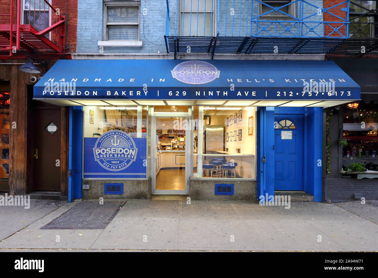 Poseidon Greek Bakery, 629 9th Avenue, New York, New York, New York, Außenansicht eines handgefertigten Phyllos und einer Konditorei in hell's Kitchen in Manhattan Stockfoto
