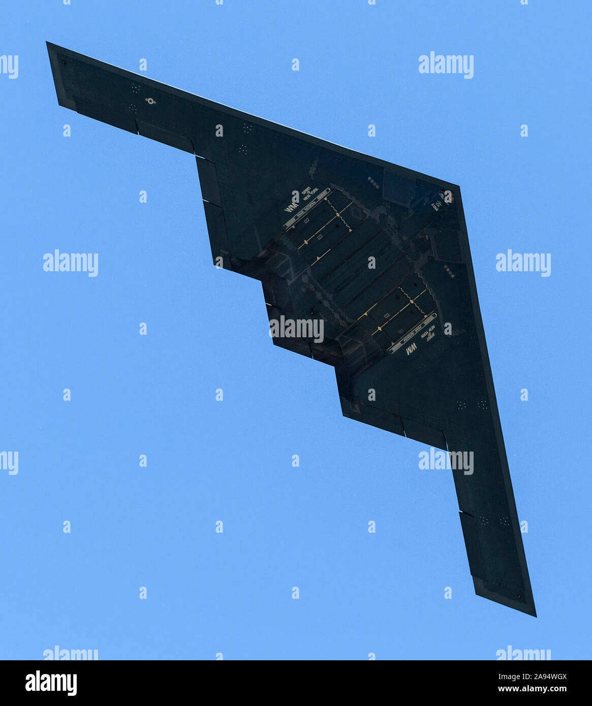 Die United States Air Force B-2 Spirit gibt einen Vorbeiflug an den 2016 Geist der St. Louis Air Show & Stammzellen Expo. Stockfoto