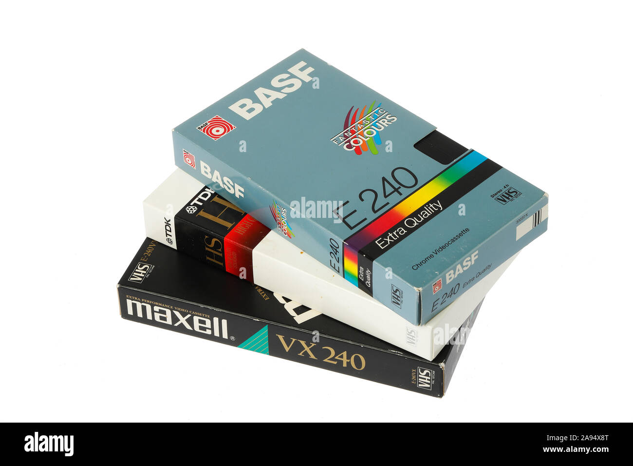 Stockholm, Schweden - 12. November 2019: Alte ca. 1990 s-Kassetten der Marke BASF, Maxell und TDK auf weißem Hintergrund. Stockfoto