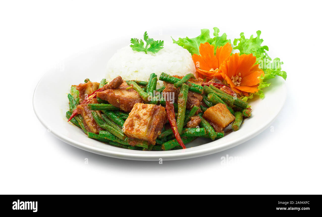 Stire Fried knuspriges Schweinefleisch mit Feder Bean und roter Curry Chili Paste (knusprigen Bauchspeck) serviert mit Reis asiatische Küche und thailändische Küche Teller dekorieren Vegeta Stockfoto