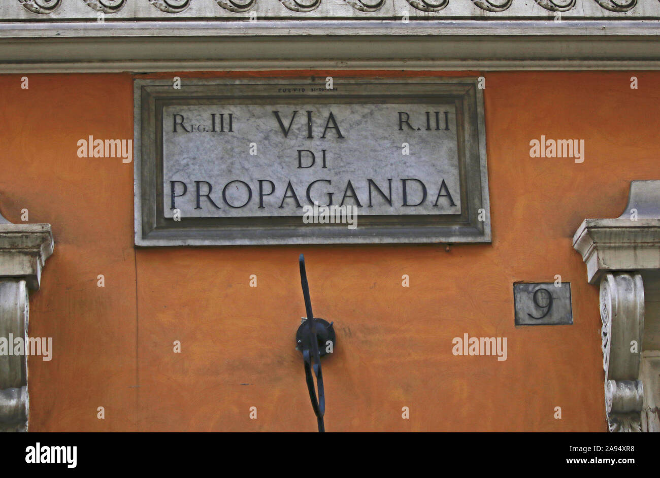 Öffentliche Straße Name oder Zeichen an der Wand in den Straßen von Rom, Italien genannt Propaganda Straße oder über di Propaganda Stockfoto