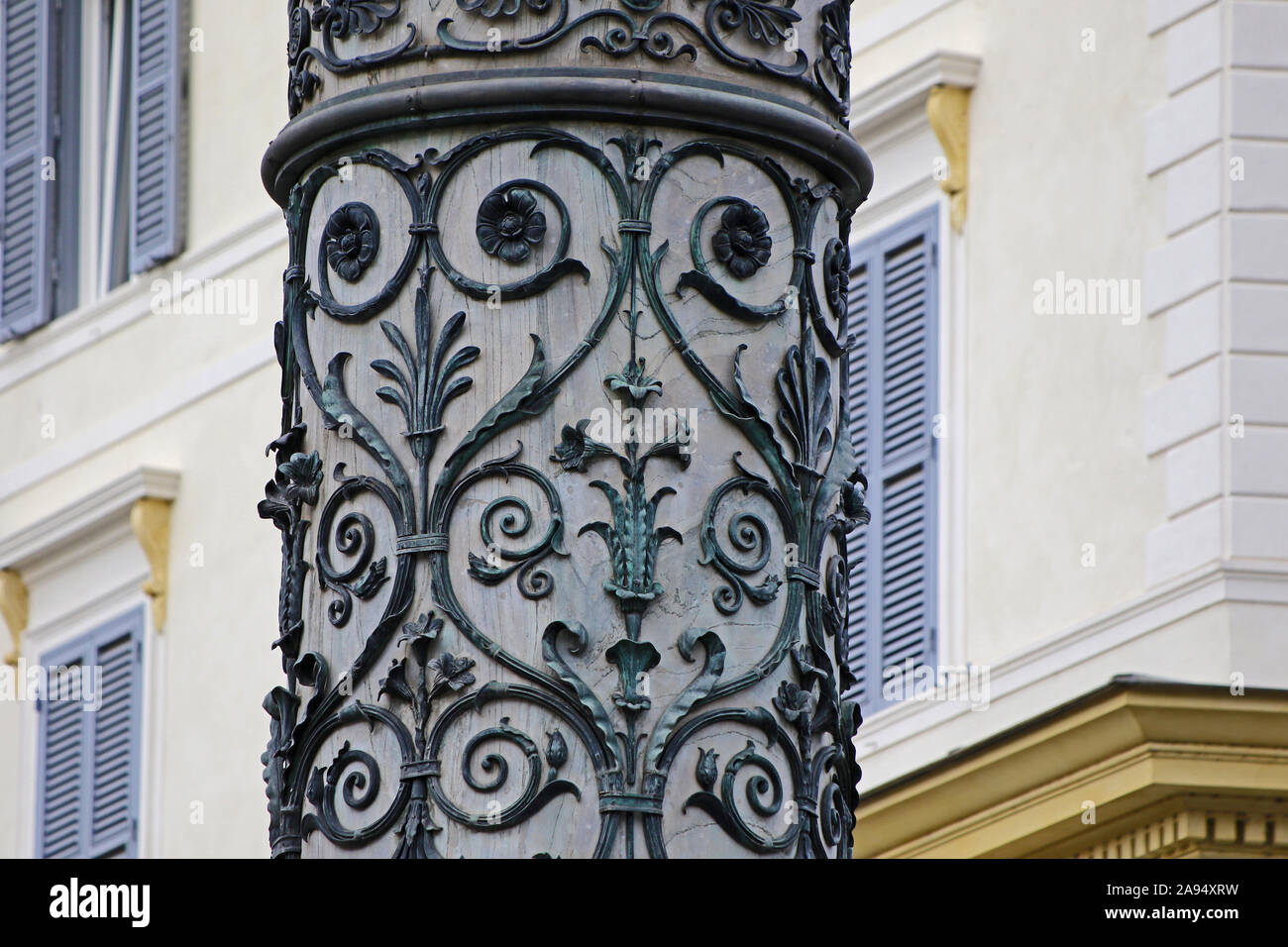 Detail auf einer Säule oder Spalte in der Nähe der Spanischen Treppe in Rom, Italien, eine berühmte Sehenswürdigkeit Stockfoto
