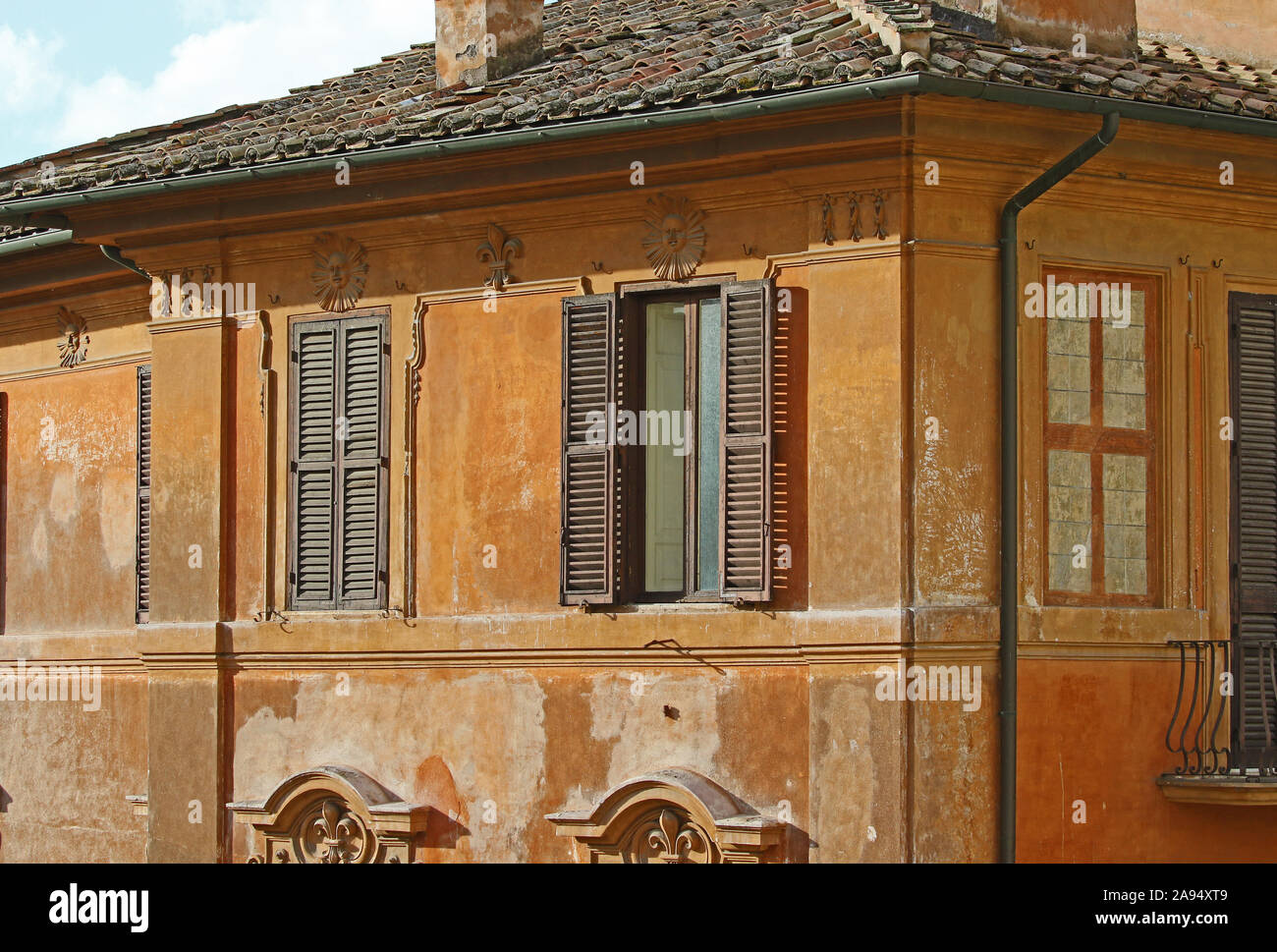 Detail eines Gebäudes in Rom mit einem Zugemauert Fenster auf der rechten Seite mit einem Fenster in der Mitte gemalt von der Spanischen Treppe und der Piazza di Spagna Stockfoto