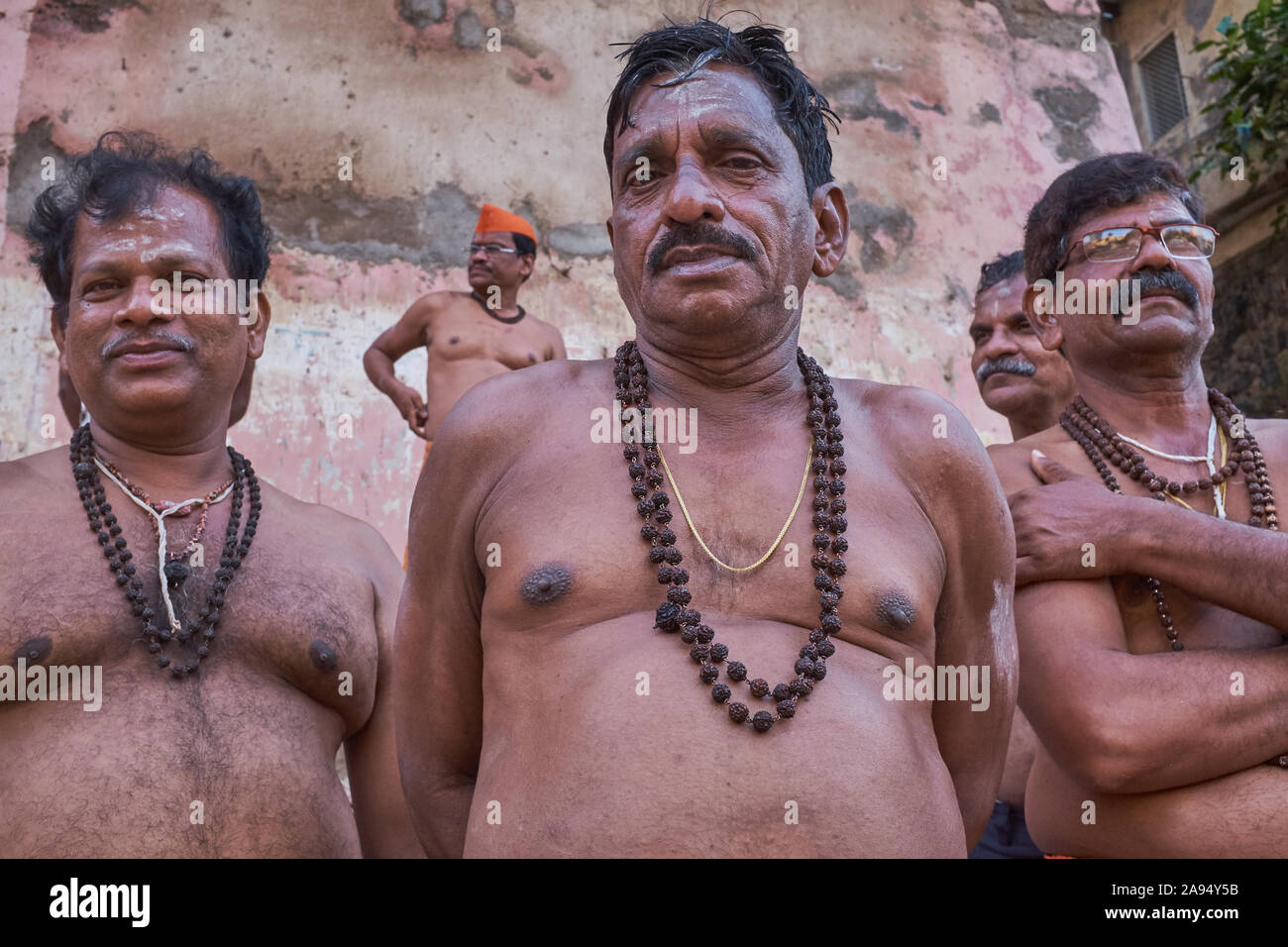 Hindu Badegäste am Heiligen Banganga Tamk, Walkeshwar, Mumbai, Indien, das Tragen von Halsketten aus Rudraksha beeds gemacht, ein Symbol für Shiva Stockfoto