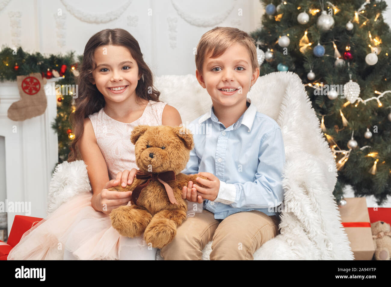 Kleiner Bruder und Schwester Weihnachten mit der Familie Konzept Stockfoto