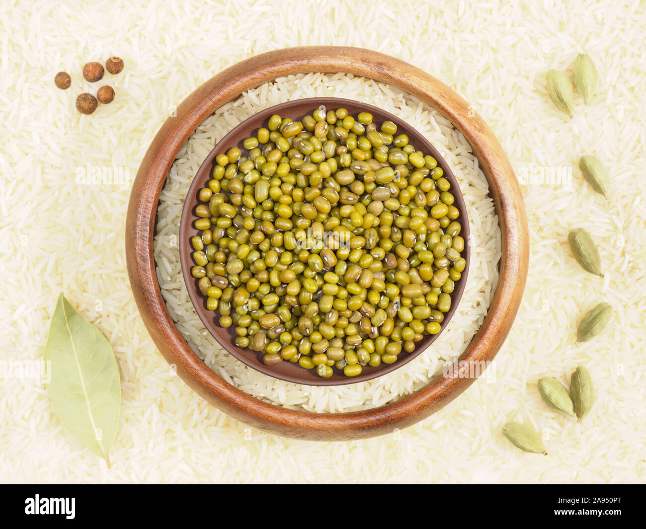 Reis in der Schüssel und grünen Gramm in Ton Platte, Gewürze. Hintergrund von Basmati Reis. Indische Küche Zutaten Stockfoto