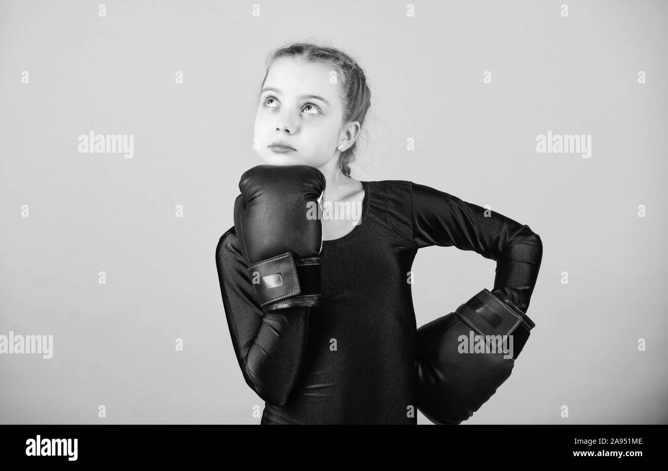 Boxer Kind in Boxhandschuhen. Weibliche boxer Einstellungen zu ändern, die in den Sport. Aufstieg von Frauen Boxer. Mädchen niedliche Boxer auf blauem Hintergrund. Mit großer Kraft c Stockfoto