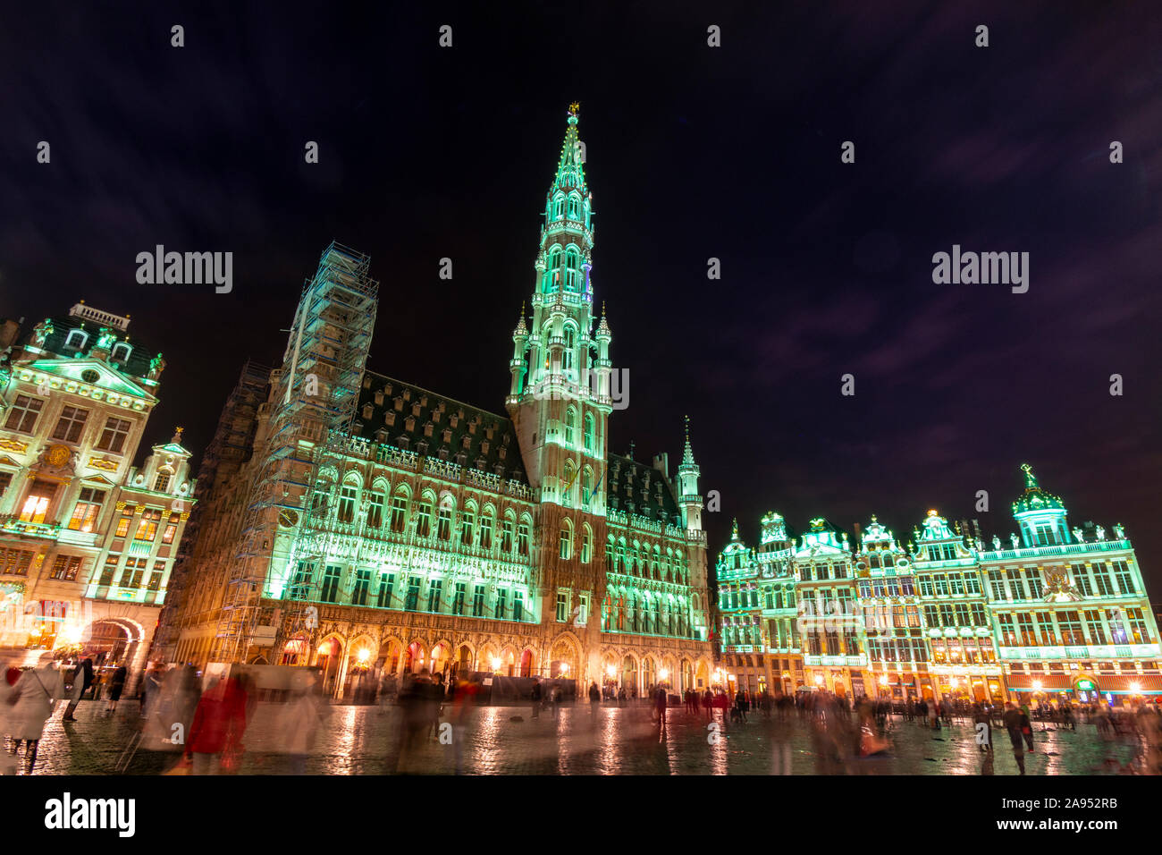 Die Grand Place oder Grote Markt, dem zentralen Platz von Brüssel Belgien, mit grünen Leuchten als Touristen genießen den Abend. Stockfoto