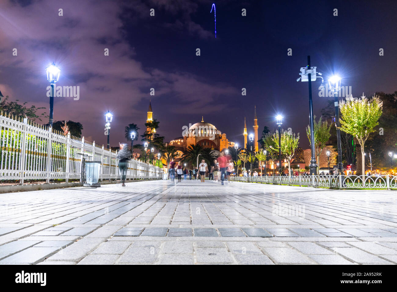 Die alten Hagia Sophia, einst eine Kathedrale und eine osmanische Moschee und heute ein Museum, in der Nacht in Sultanahmet Square in Istanbul Türkei beleuchtet. Stockfoto