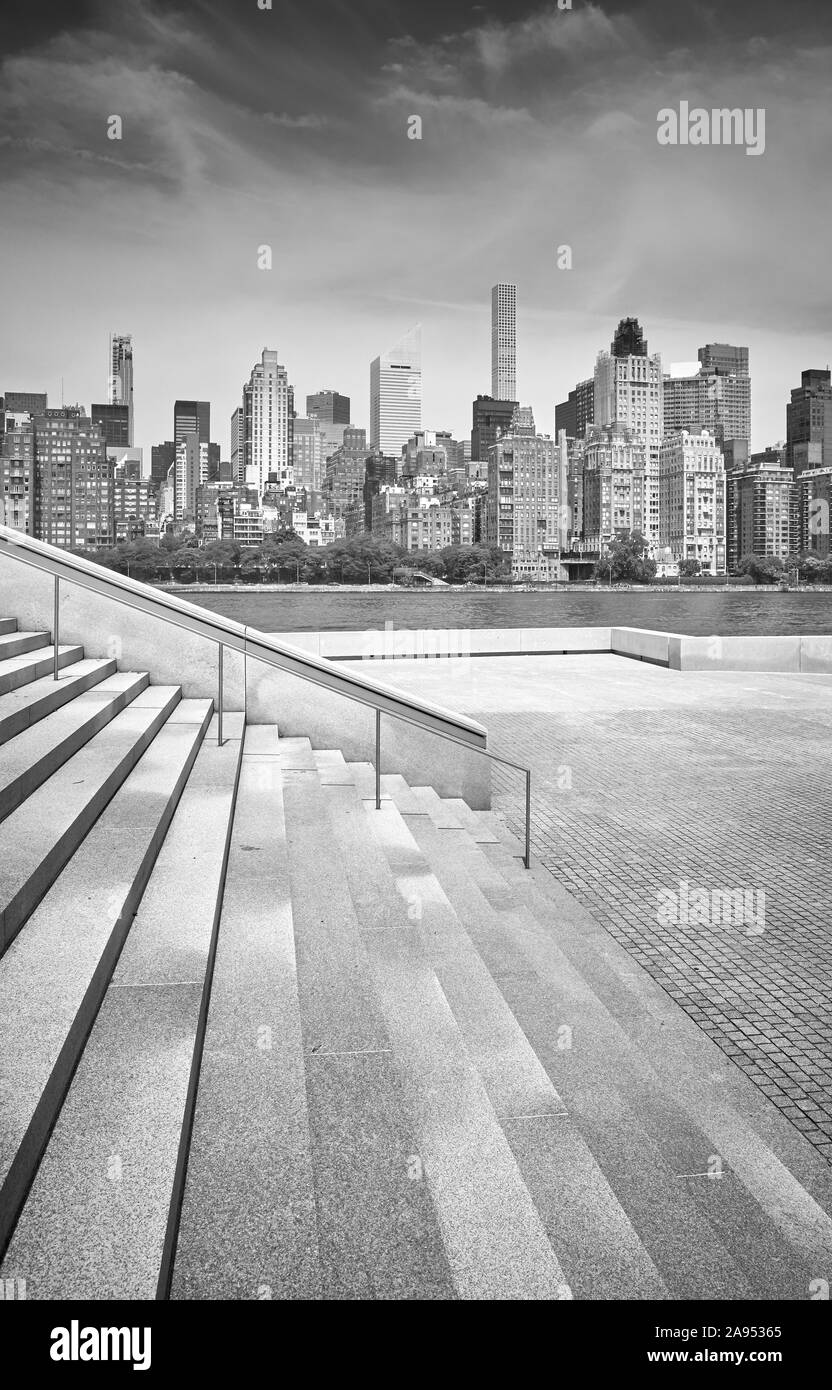 Schwarz-weiß Bild von Manhattan Skyline von Roosevelt Island, New York City, USA gesehen. Stockfoto