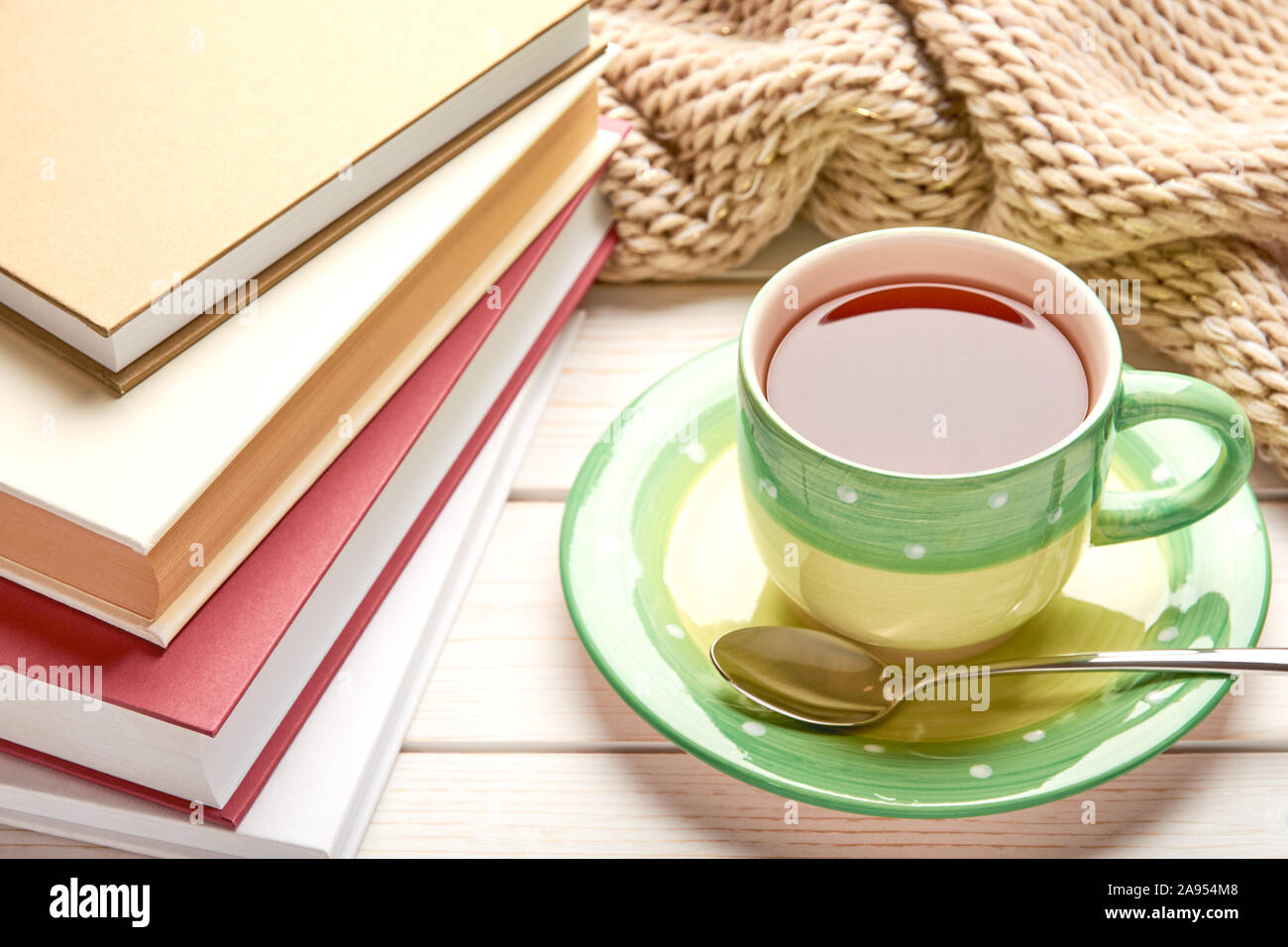 Noch immer leben auf der weißen Holzmöbeln. Grüne Tasse Tee, Löffel und Stapel von Büchern in Hard Cover. Platz für Ihren Text. Stockfoto