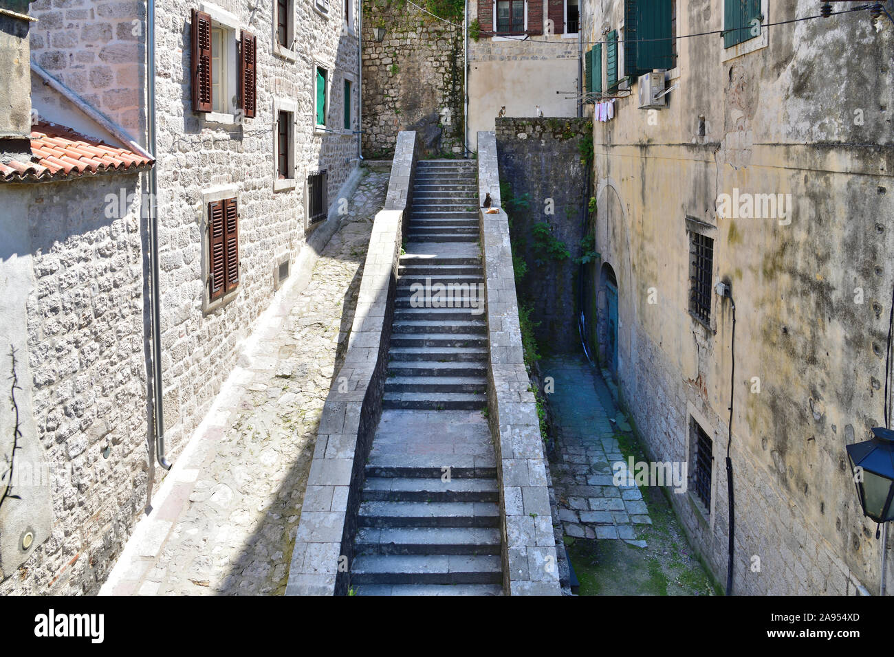 Leere schmale Straße in der Altstadt in Kotor, Montenegro Stockfoto