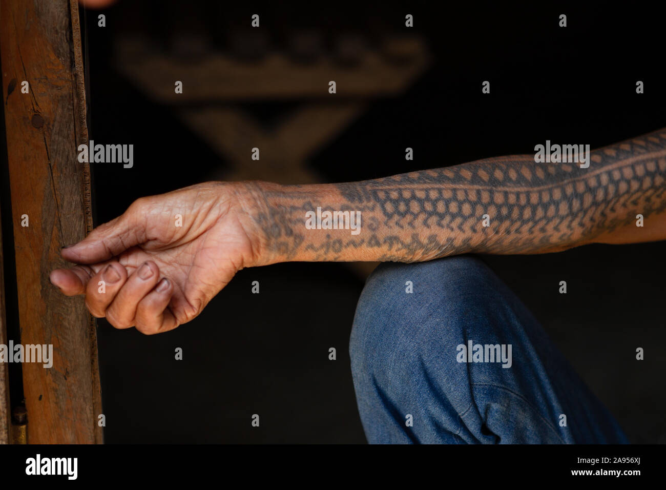 Die tätowierte Arm der Celebrity tattoo artist Apo Whang-Od, die noch übt ihre Kunst im Dorf Buscalan, Tinglayan, kalinga, Philippinen Stockfoto