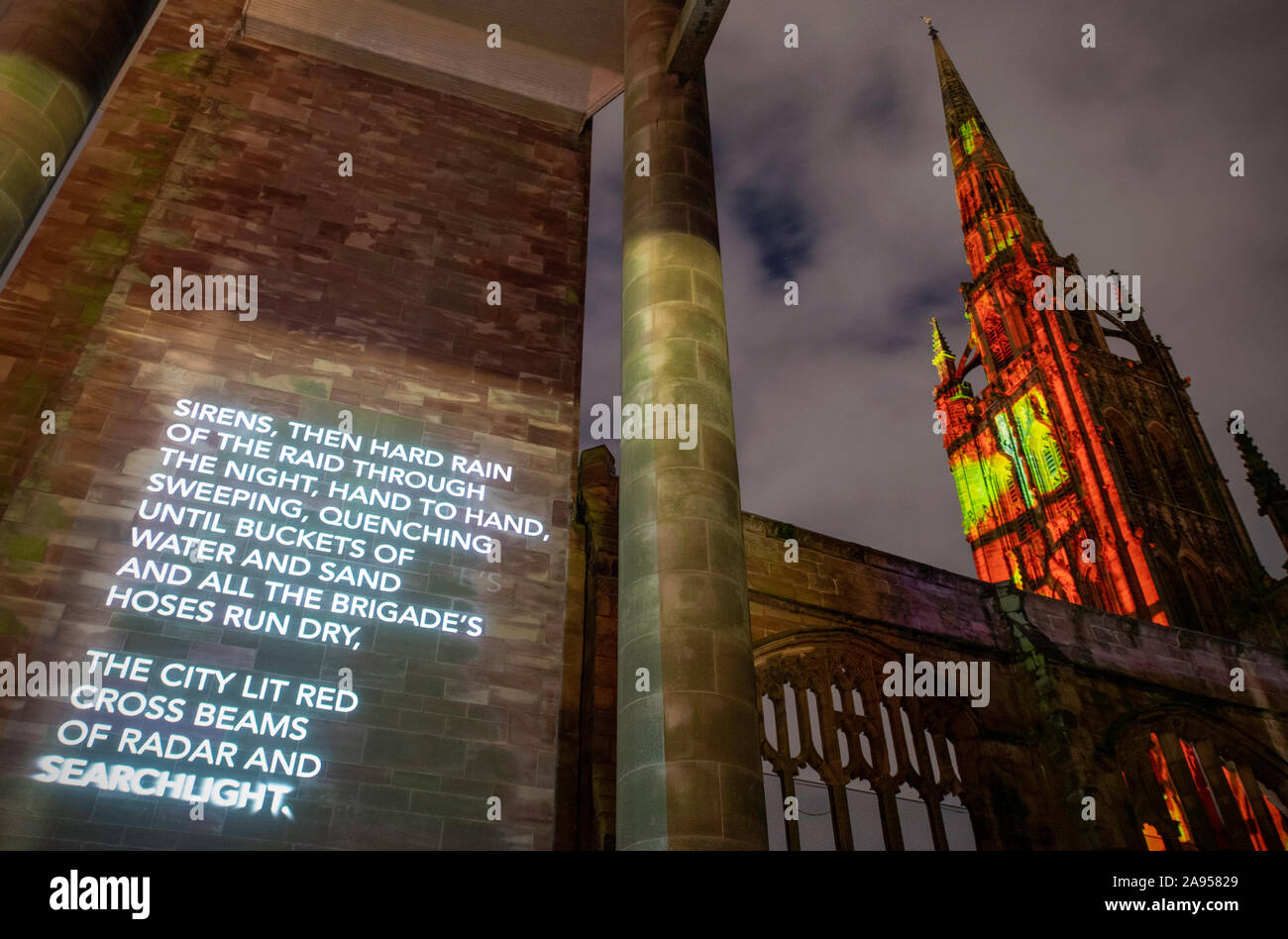 Einen Auszug aus "In neuem Licht" durch Dichter Jane Commane auf Coventry Cathedral während einer Vorschau der Wo Licht fällt Illuminationen projiziert, das Historische England Feier der Helden des Zweiten Weltkriegs, die ihr Leben riskierten, um die Plätze, die Sie geliebt zu schützen. Stockfoto