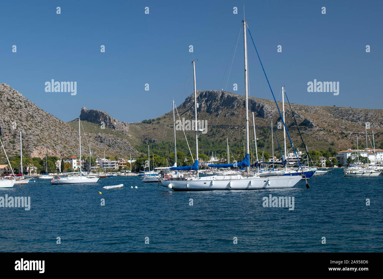 Port de Pollenca Mallorca Blick auf Yacht in der schönen Bucht von Pollensa günstig mit einer schönen Kulisse der Berge. Stockfoto