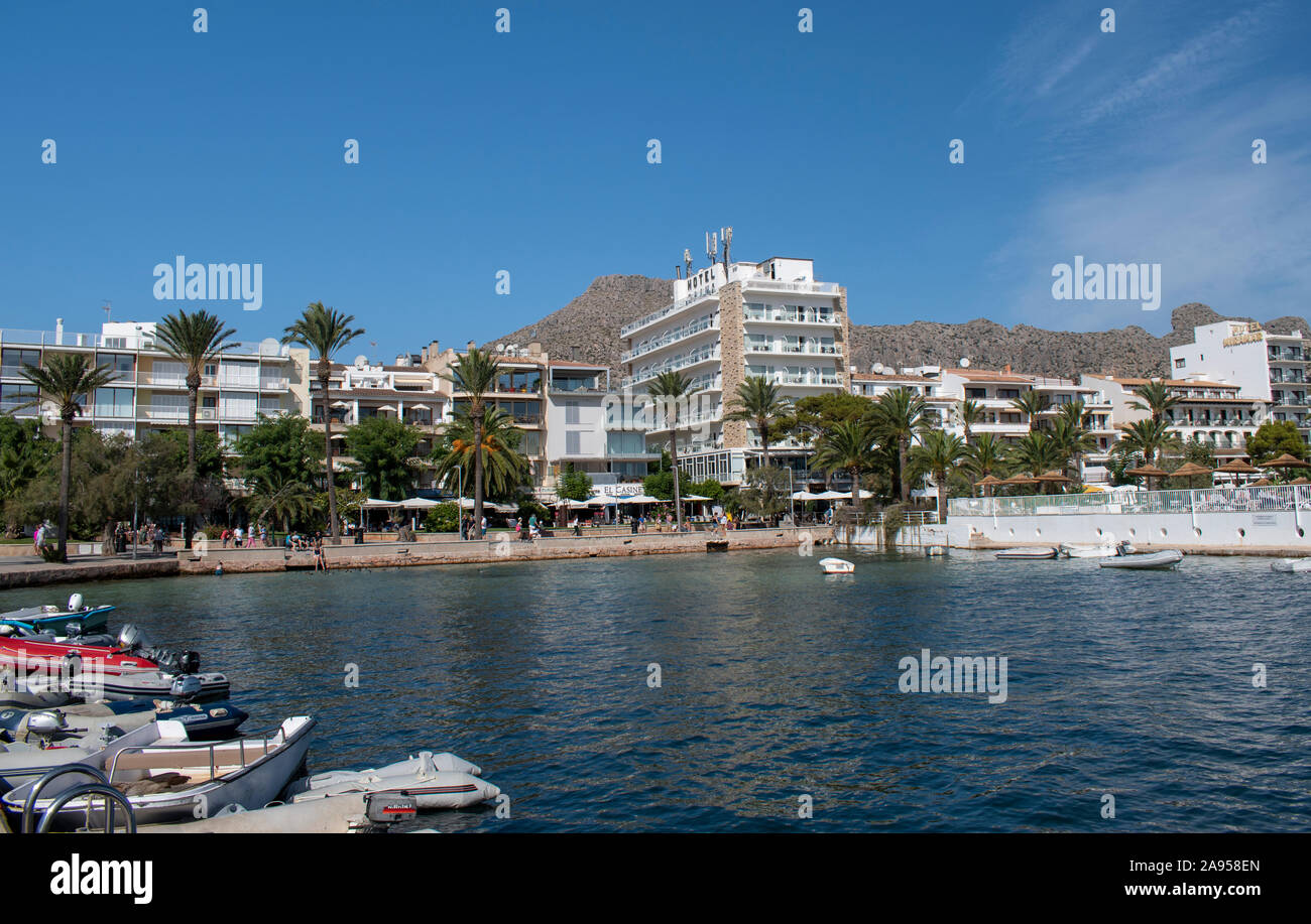Port de Pollenca, Mallorca, Spanien, 14. Oktober 2019, Blick von der Mole mit Blick auf den schönen Ferienort Port de Pollensa Stockfoto
