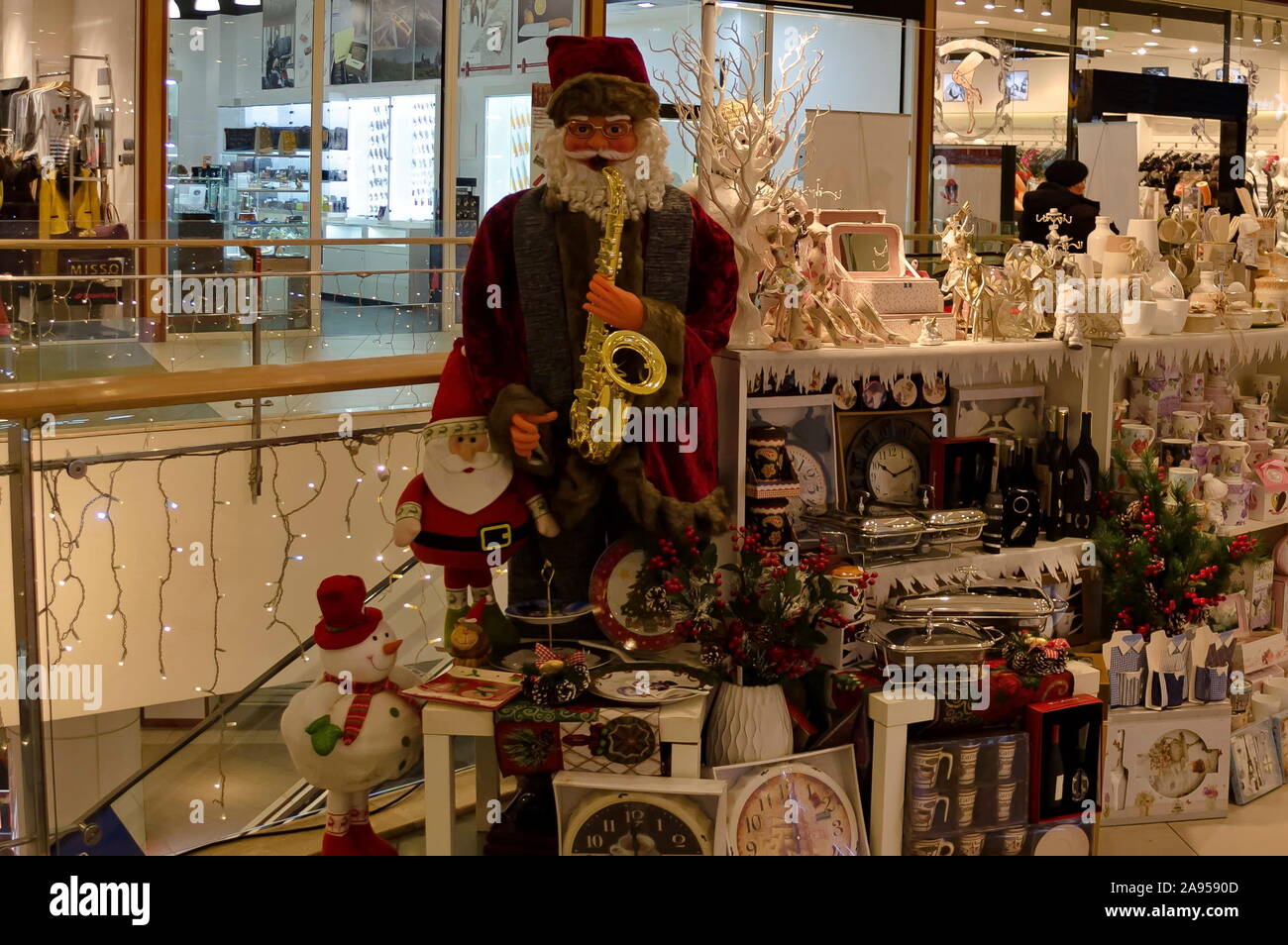 Santa Claus bringt Geschenke für Weihnachten und signalisiert, dass er angekommen ist, Sofia, Bulgarien Stockfoto