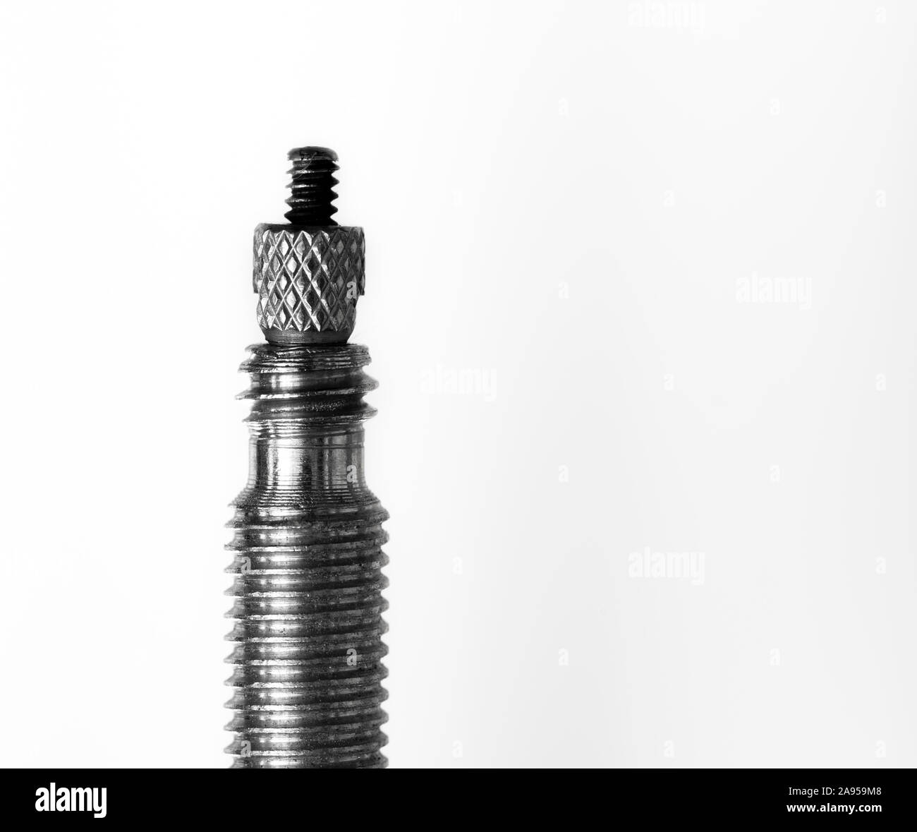 Makro Bild eines Presta Fahrrad Ventil vor einem weißen Hintergrund  Stockfotografie - Alamy