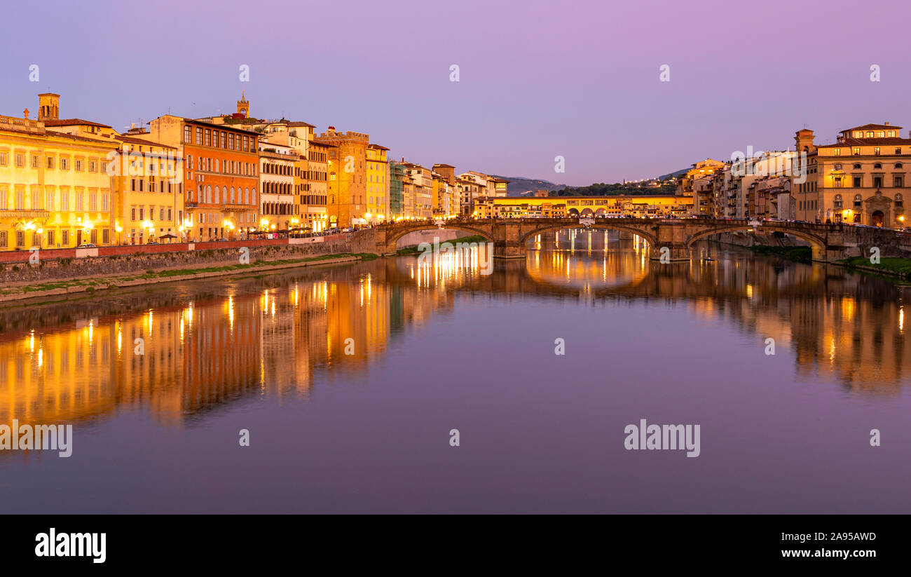 Florenz, Italien. Panoramabild am Fluss Arno entlang von der Ponte Alla Carraia Richtung Ponte Santa Trinita und Ponte Vecchio. Stockfoto