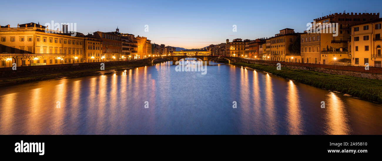 Florenz, Italien. Panoramabild am Fluss Arno entlang von der Ponte Alla Carraia Richtung Ponte Santa Trinita und Ponte Vecchio. Stockfoto