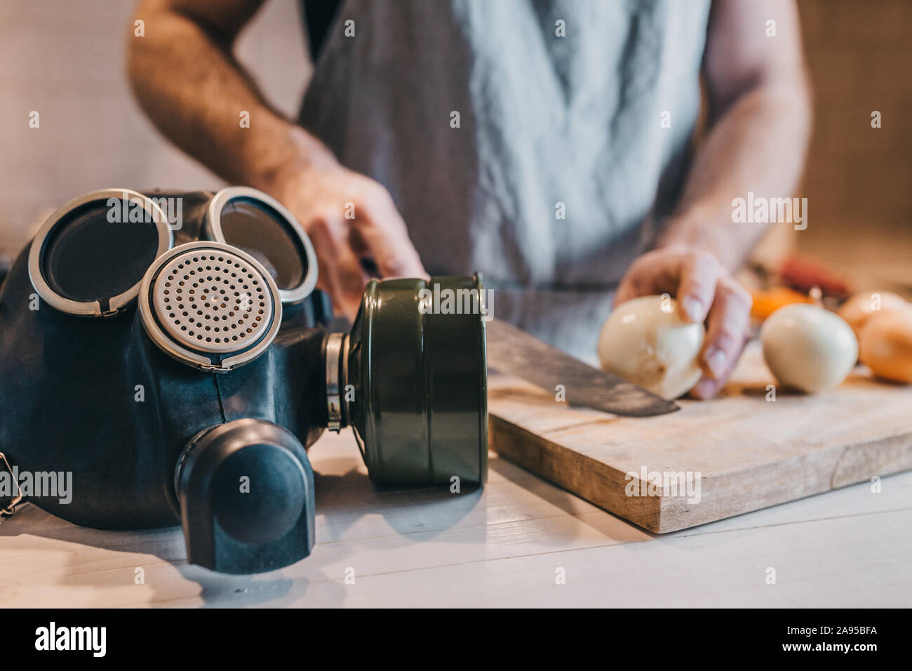 Gasmaske hilft, von den Tränen beim Schneiden von Zwiebeln - kulinarische Humor - Leben hack Stockfoto