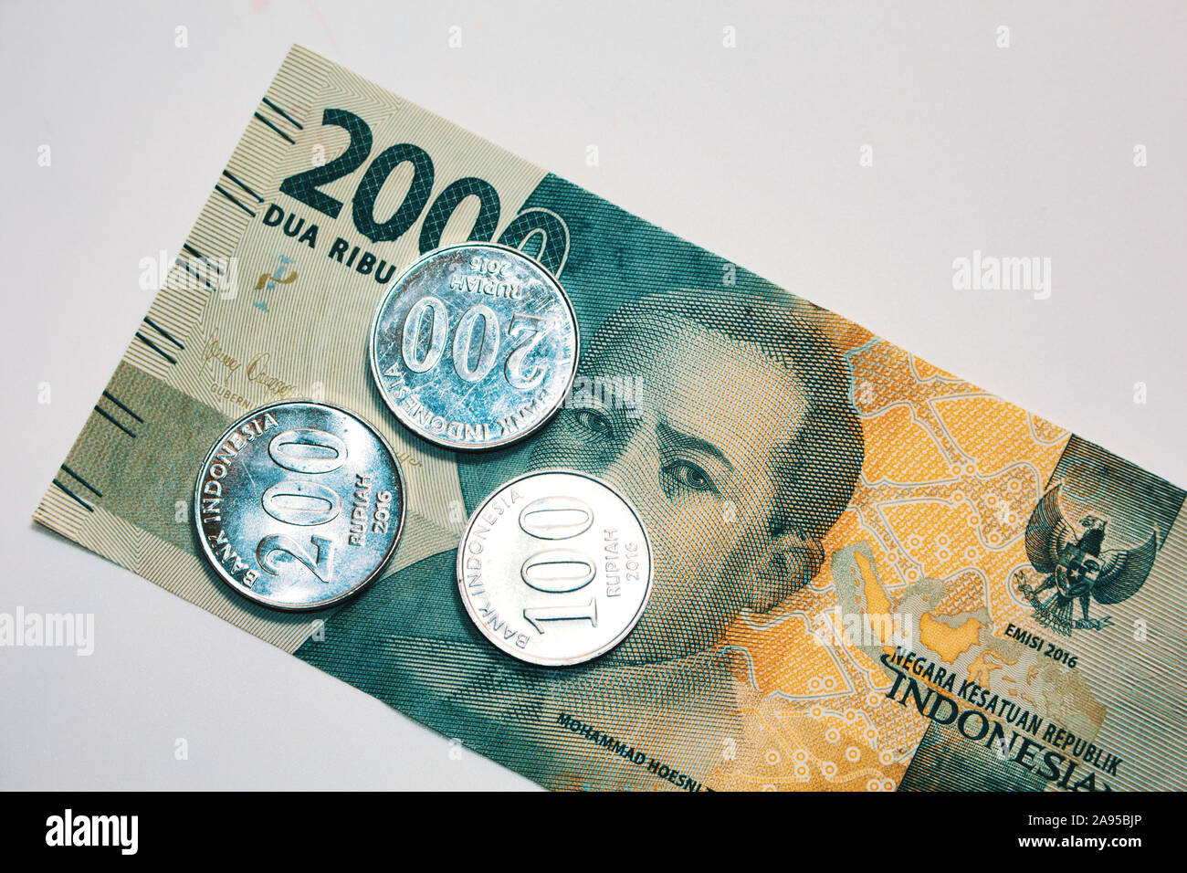 Indonesische Wahrung Rechnung Und Munzen Stockfotografie Alamy