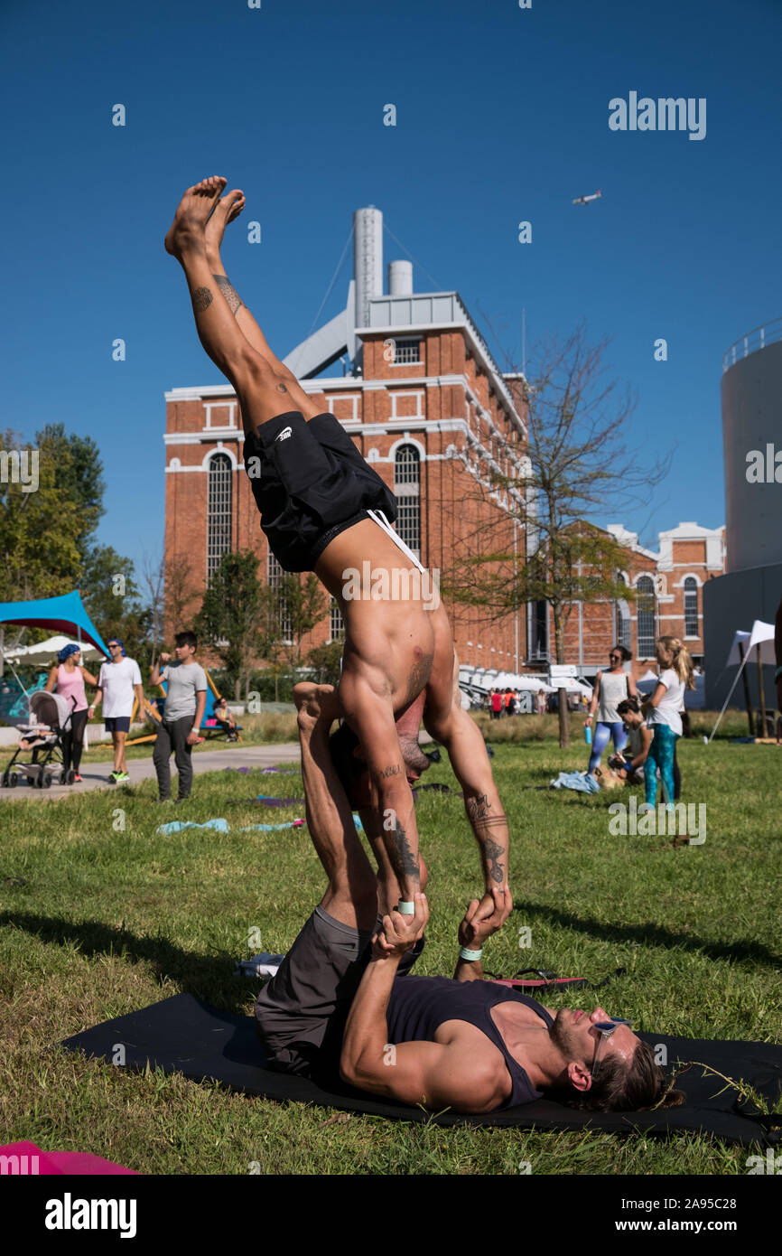 Üben acroyoga an der Wanderlust Festival in Lissabon, Portugal. Stockfoto