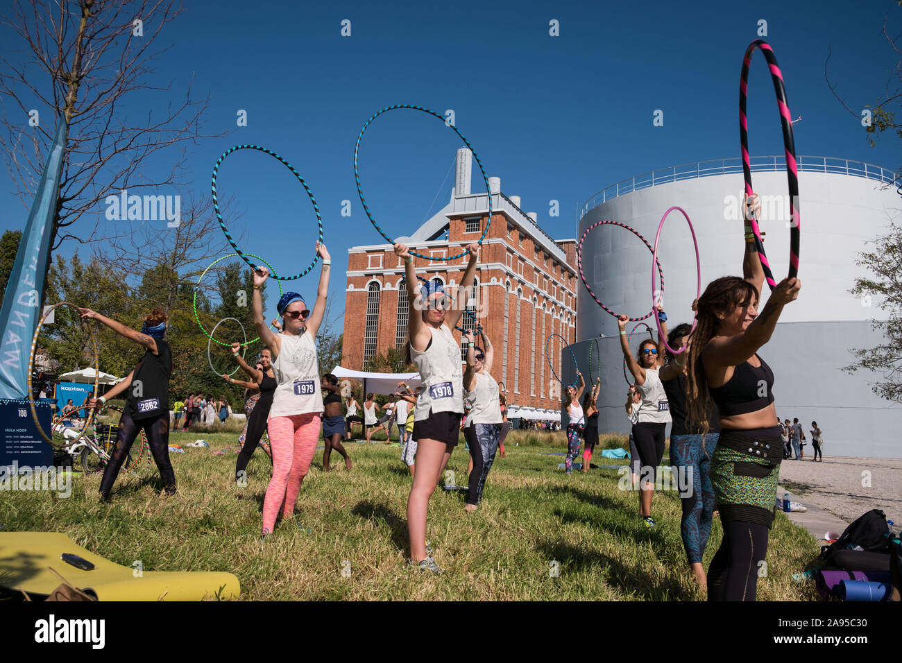 Hula Hoop Klasse bei der Wanderlust Festival in Lissabon, Portugal. Stockfoto